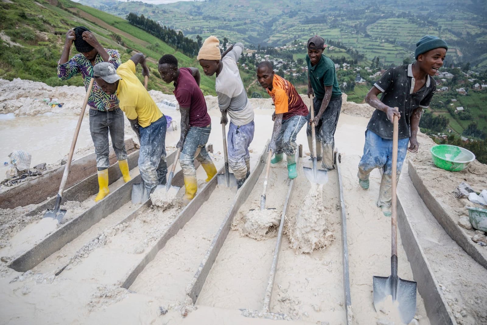 Miners extract coltan at a quarry in Rubaya, Democratic Republic of Congo. The ore is a source of niobium and tantalum, which are considered critical minerals for electronics and batteries in electric vehicles, and are becoming increasingly important in the development of energy storage solutions (Image: Moses Sawasawa / Associated Press / Alamy)