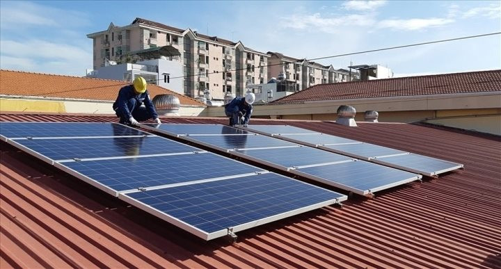 Energy expert warns that the new rooftop solar regulation allowing excess electricity sales to the national grid could lead to total installed capacity exceeding PDP8’s limits. (Photo: EVN)