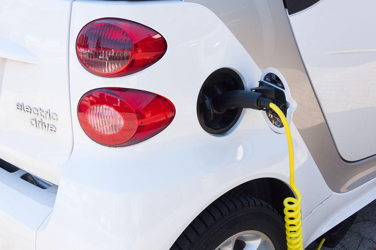 台灣電動車今年正式突破10萬輛，然而社區安裝充電樁仍有許多挑戰。（圖片來源：pixabay）
