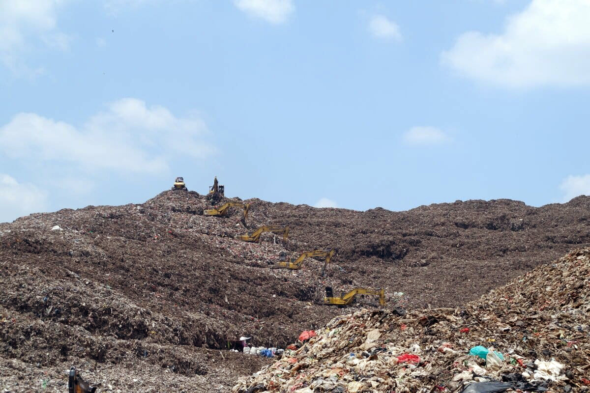 Excavators atop a mountain of garbage in Bantargebang. Image by Achmad Rizki Muazam/Mongabay Indonesia.