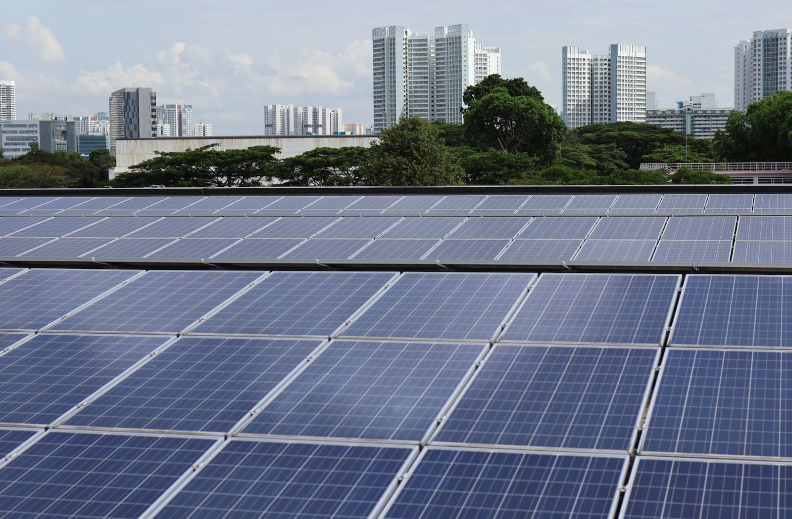 The energy crisis prompted Indonesia and Malaysia to expand solar power, highlighting that even major energy producers are exposed to supply disruptions and price swings. 