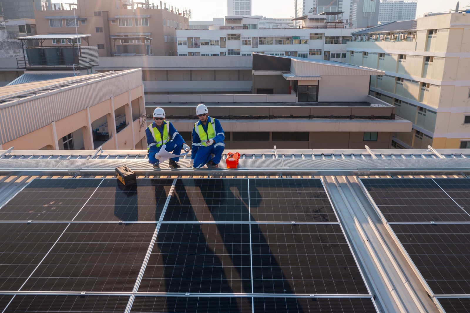 Thailand aims to scale its rooftop solar buyback scheme to 500 MW, offering households THB 2.20 per kWh for surplus electricity under 10-year contracts. (Photo: iStock)