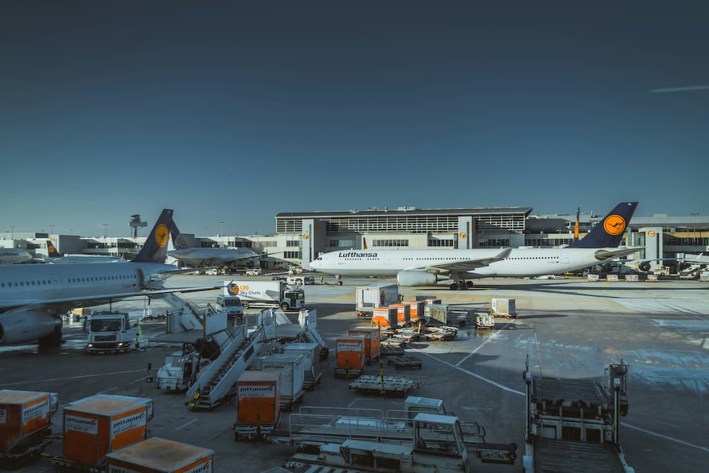 SAF、國際航空業碳抵換等規範，都推升了航空公司的環境成本。圖為德國法蘭克福機場。