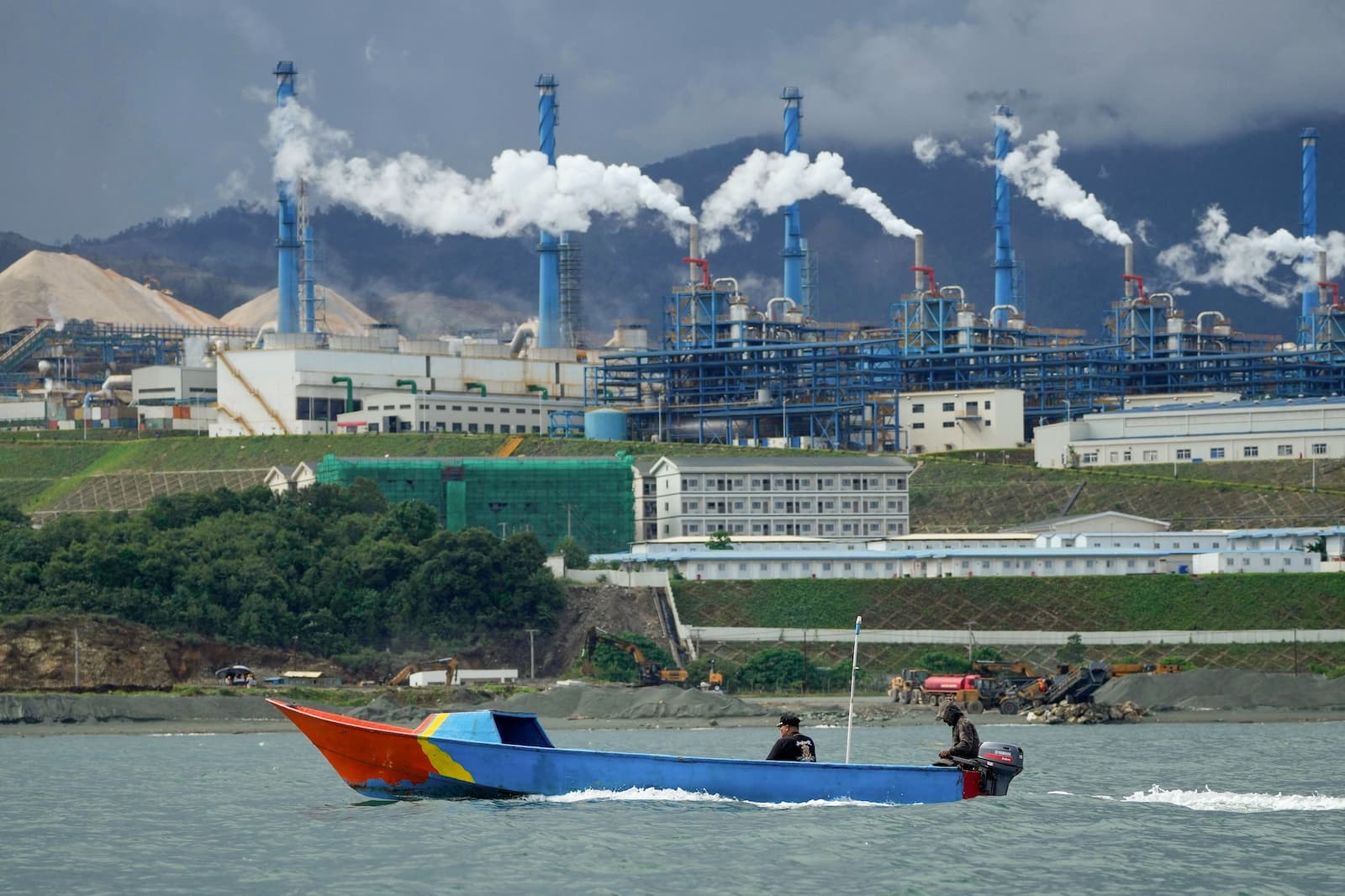 Captive coal powers the smelting and processing at Weda Bay Industrial Park in North Maluku (Image: Achmad Ibrahim / Associated Press / Alamy)
