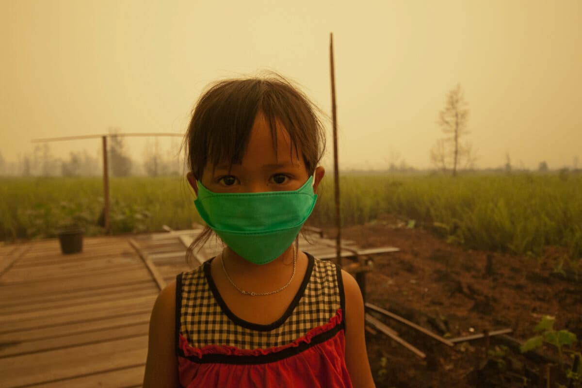 Children wear masks due to the toxic smoke from peat land fires, Central Kalimantan, Indonesia. Image by Aulia Erlangga/CIFOR via Flickr (CC BY-NC-ND 2.0).