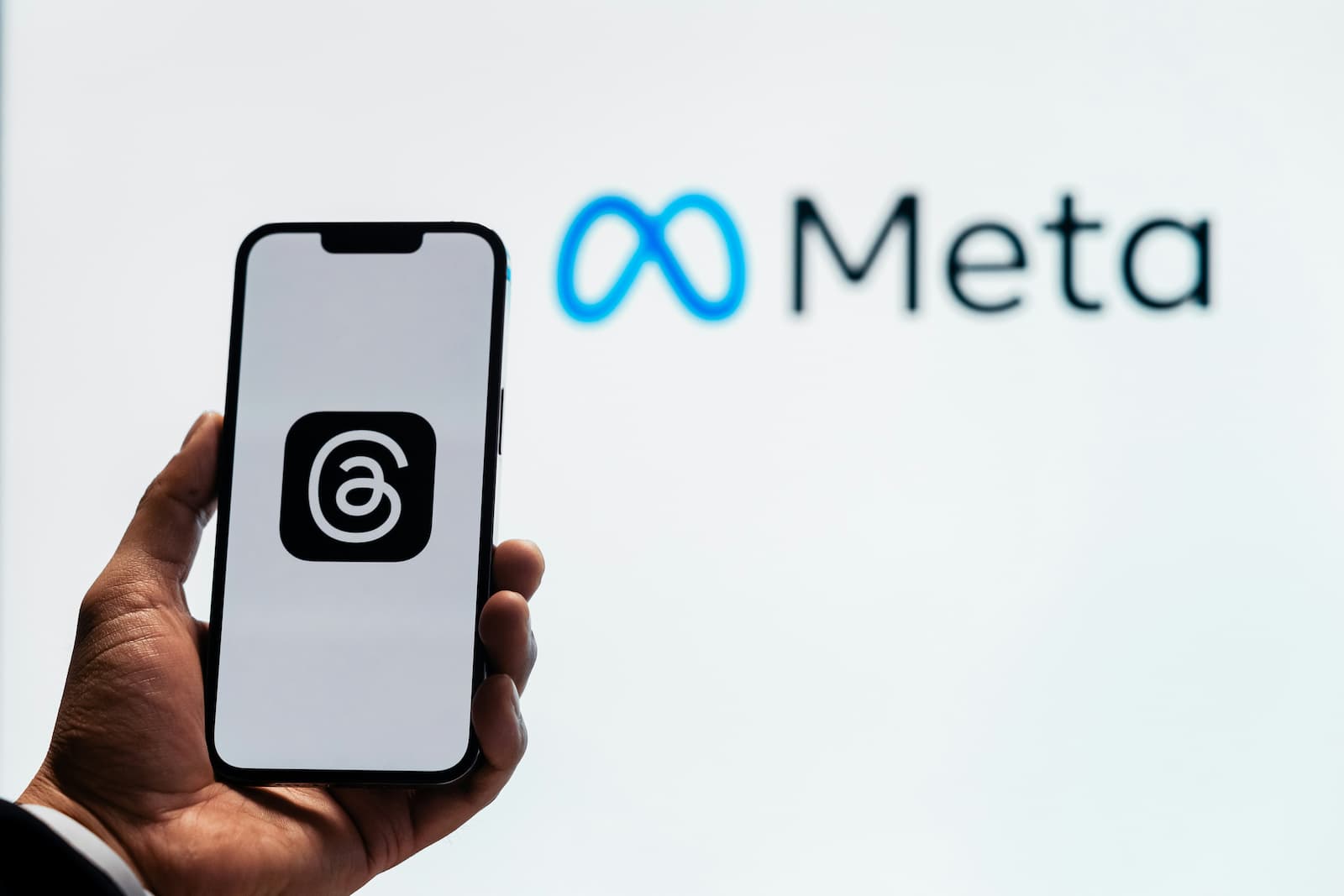 Facebook母公司Meta有意進軍電力交易，希望藉此加快蓋電廠進度。（圖片來源：Unsplash）