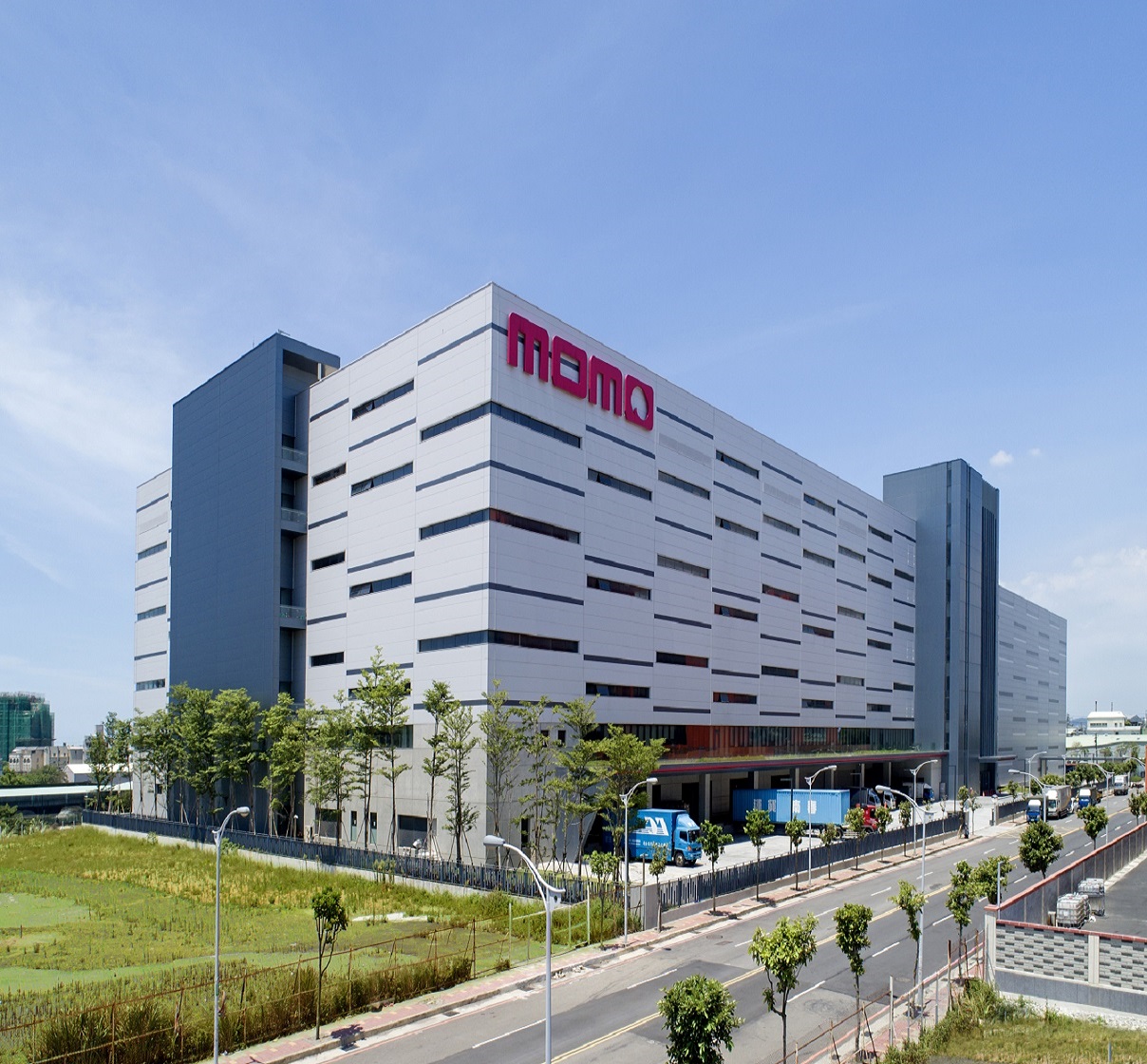 momo倉儲屋頂4,500坪的太陽能節能設計,預估每年能減少633噸二氧化碳排放量。