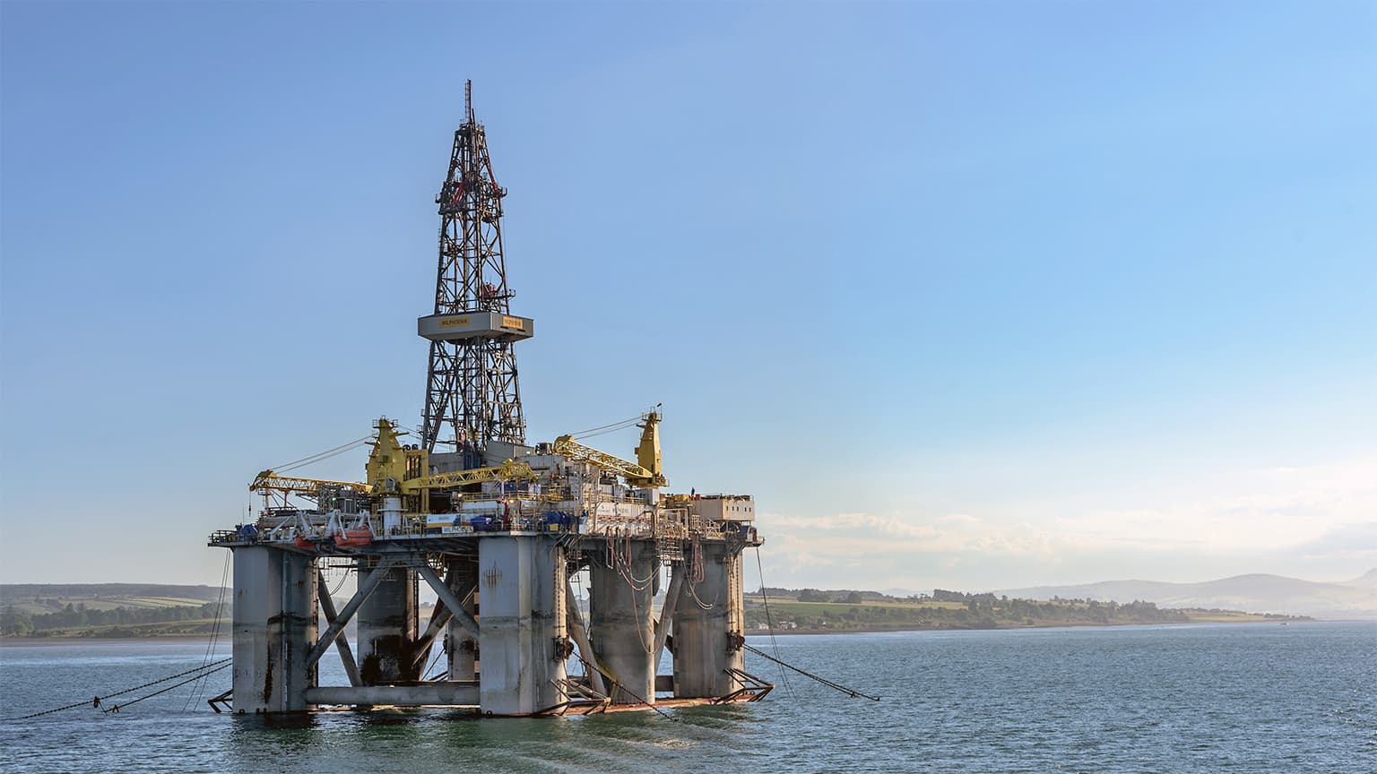 An oil rig sits in Cromarty Firth, Scotland. Reusing oil and gas infrastructure is a selling point of offshore CCS as some infrastructure and pipelines can be refitted. Experts, however, underline that scaling up will require building far more pipes and storage facilities. Image by Mustang Joe via Flickr (Public domain).