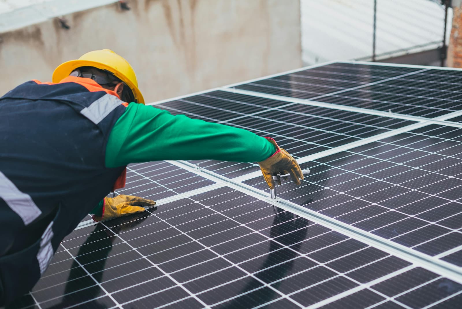 A Thai electrician developed a grid-tied solar inverter prototype based on hands-on experience. The device can generate 5,000 watts of electricity when paired with solar panels. (Image: Pexels)