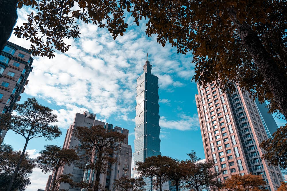 台灣碳費制度預訂2025年試申報，2026年正式收費。