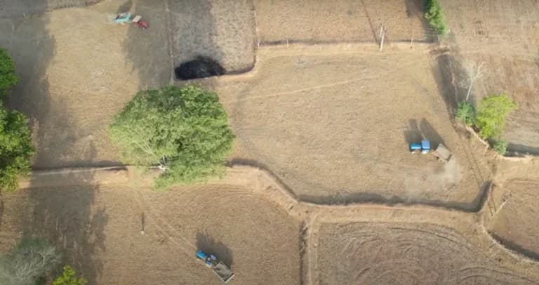 Mati Carbon透過將細碎玄武岩撒布於農地，產生化學反應加速移除大氣中的二氧化碳。