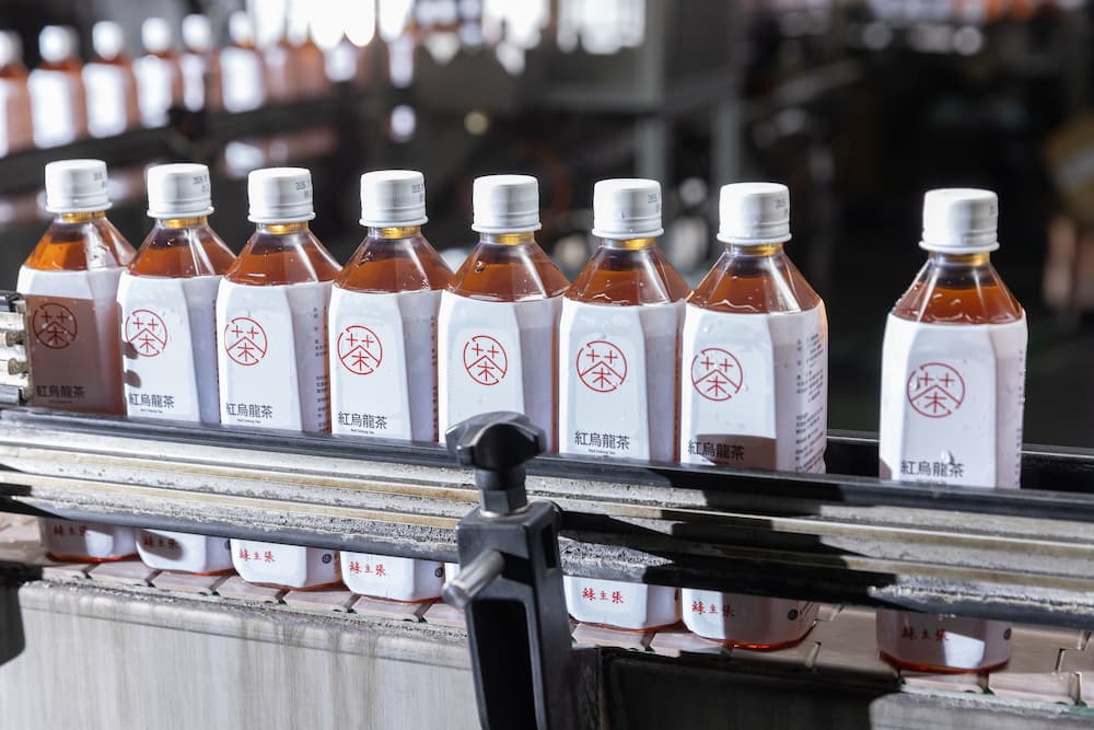 主婦聯盟首推rPET茶飲，再生塑膠含量達30％，可實現3～5次的封閉式循環，盼實現「瓶到瓶」的封閉式資源循環。圖片來源：主婦聯盟提供。攝影：王永村