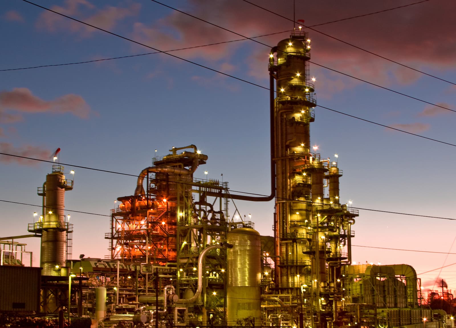 Chevron has converted a fossil diesel unit at its El Segundo refinery in Los Angeles to make renewable diesel. The refinery is capable of producing up to 10,000 barrels a day. California’s diesel consumption is now made up of around 80% biofuels, claimed as a climate win by some and incredibly troubling by others. Image by Pedro Szekely via Wikimedia Commons (Public domain).
