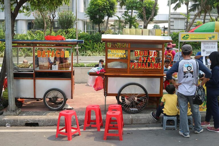Batagor (bakso tahu goreng), and bubur ayam (rice congee) street food carts vendor, during car free day near Thamrin avenue, Central Jakarta, Indonesia, in 2019. Image courtesy of Gunawan Kartapranata/Wikimedia Commons.