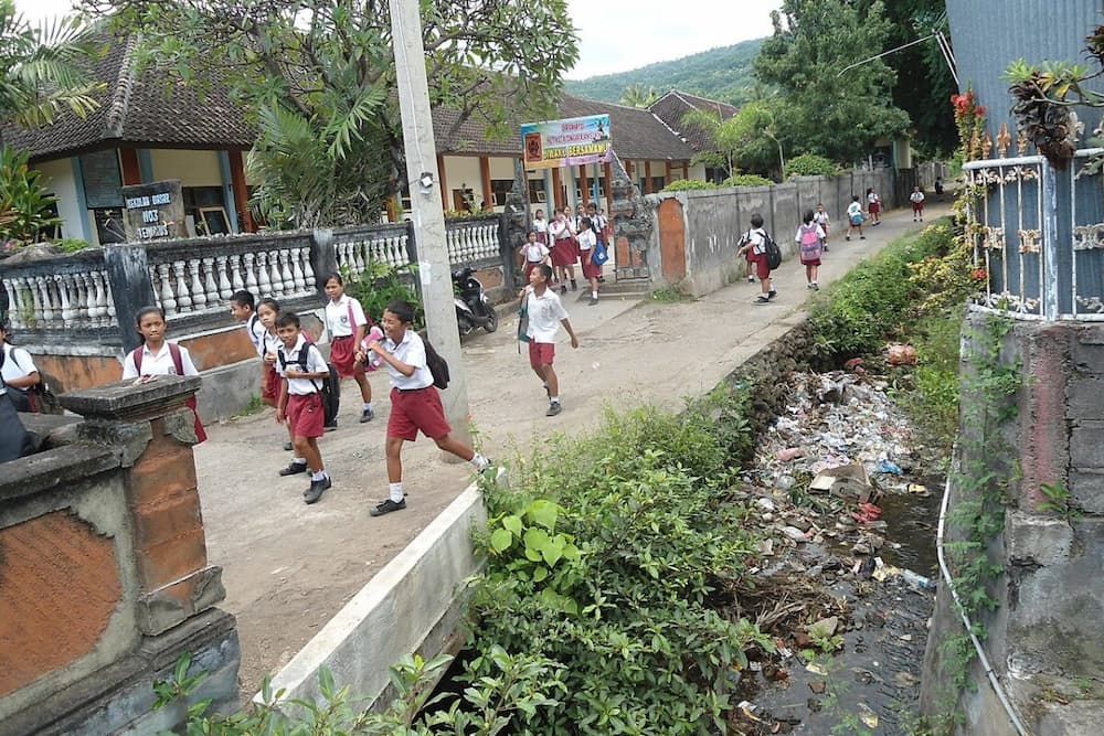 Plastic waste in the rain gutter towards the Lovina Beach near a primary school in Banjar District, Buleleng, Bali, in 2015. Image courtesy of DayakSibiriak/Wikimedia Commons.