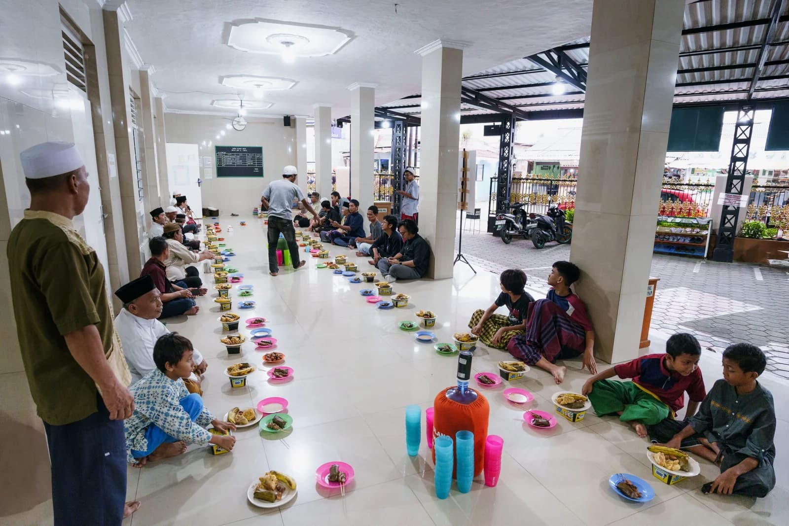 People practice reuse by using reusable containers during fasting month in a mosque in Jakarta. Image courtesy of Dietplastik Indonesia.
