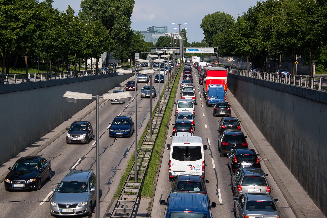 相較於目前歐盟ETS納管範圍為能源、製造業，ETS 2的範圍擴張到建築、道路運輸業。