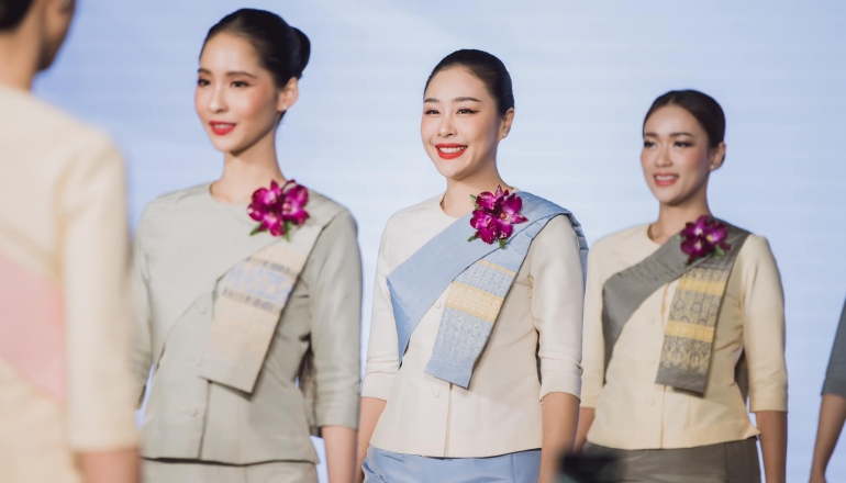 泰航空服員新裝亮相 七成絲線用廢塑膠瓶製成