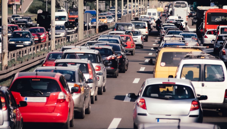 川普關稅戰壓垮歐盟車廠？歐洲議會醞釀推翻油車禁售令，最快4月啟動討論