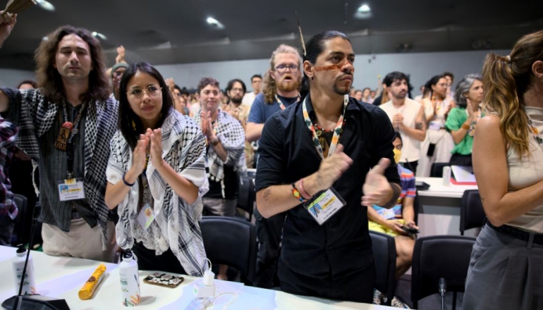 COP30閉幕現場》化石燃料爭論僵持一度延會、原民與加薩代表場外齊聲抗議【圖輯】