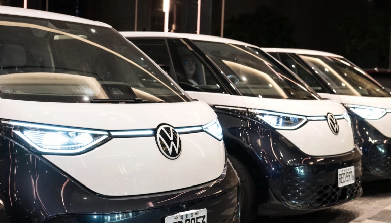 比Uber便宜3成的純電車隊：ZEMO怎麼用預約制與AI調度，在紅海市場跑出獲利模型
