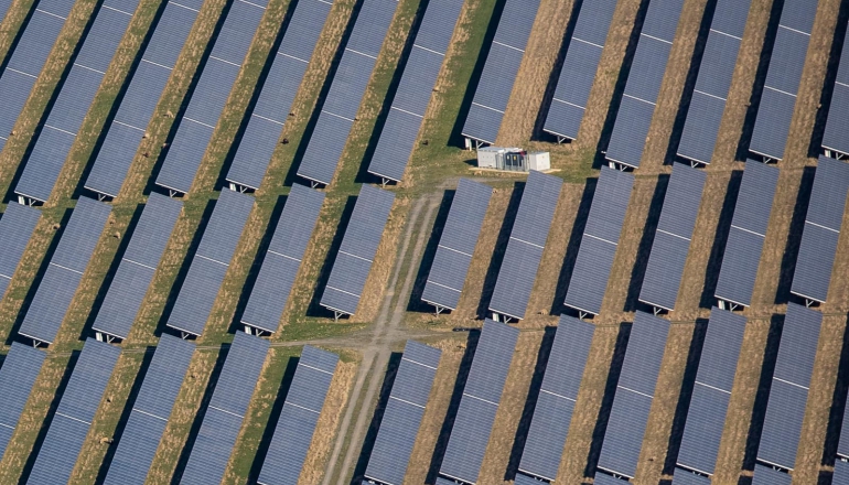 美國太陽能發電首度超越燃煤，AI資料中心能源需求為何成關鍵推手？