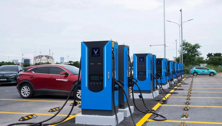 Vingroup aims to generate 4.5 million carbon credits from EVs, charging network